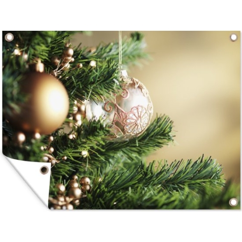 Tuinposter Close up van kerst ornamenten in kerstboom - 170x120 cm - Wanddecoratie Buiten - Tuinposter - Tuindoek - Schuttingposter - Tuinschilderij