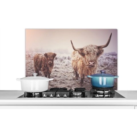 Spatscherm Keuken - Kookplaat Achterwand - Spatwand Fornuis - 90x60 cm - Schotse Hooglander - Winter - Sneeuw - Koe - Weiland - Bruin - Aluminium - Wanddecoratie - Muurbeschermer - Hittebestendig