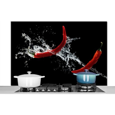 Spatscherm Keuken - Kookplaat Achterwand - Spatwand Fornuis - 120x80 cm - Chilipeper - Stilleven - Water - Zwart - Rood - Aluminium - Wanddecoratie - Muurbeschermer - Hittebestendig