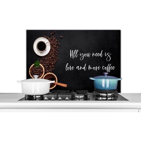 Spatscherm Keuken - Kookplaat Achterwand - Spatwand Fornuis - 90x60 cm - Spreuken - Koffie - Liefde - Quotes - All you need is love and more coffee - Aluminium - Wanddecoratie - Muurbeschermer - Hittebestendig