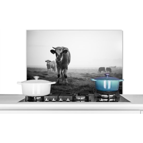 Spatscherm Keuken - Kookplaat Achterwand - Spatwand Fornuis - 90x60 cm - Koeien in de ochtendmist zwart-wit foto - Aluminium - Wanddecoratie - Muurbeschermer - Hittebestendig