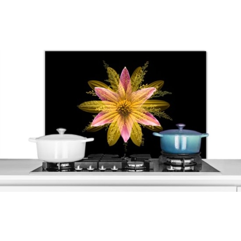Spatscherm Keuken - Kookplaat Achterwand - Spatwand Fornuis - 80x55 cm - Een gele bloem op de zwarte achtergrond - Aluminium - Wanddecoratie - Muurbeschermer - Hittebestendig