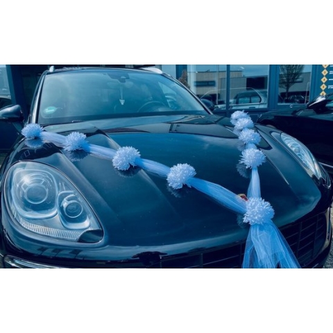 ESTELA Auto Versiering Bruiloft - Trouwauto Decoratie Wit Lint - Autodecoratie - Witte Bloemen & Tule - Motorkap Versiering - Autobloemstuk - Bloemen voor op de Bruidsauto - Bloemen op de Motorkap - Tule Lint met 9 Bloemen - Autolinten AUTODECO.NL