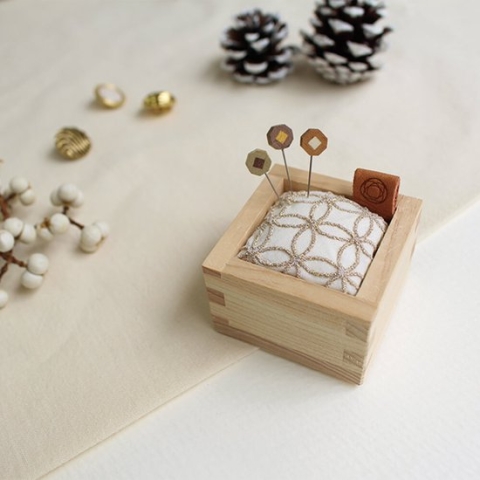 Cohana Cyprus speldenkussen geborduurd winter goud