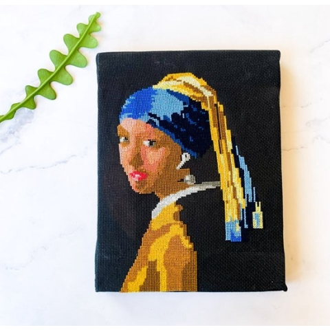 Meisje met de Parel borduurpakket - Studio Koekoek x Club Geluk - Compleet pakket inclusief DMC borduurgaren en zwarte Aida stof