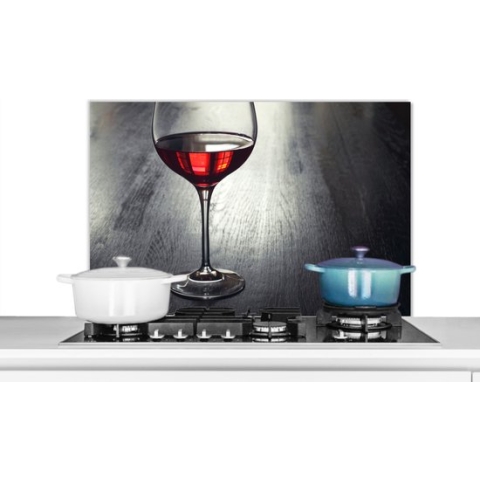 Spatscherm Keuken - Kookplaat Achterwand - Spatwand Fornuis - 80x55 cm - Glas rode wijn op een houten plaat - Aluminium - Wanddecoratie - Muurbeschermer - Hittebestendig