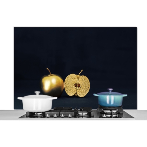 Spatscherm Keuken - Kookplaat Achterwand - Spatwand Fornuis - 120x80 cm - Stilleven van een gouden appel op een zwarte achtergrond - Aluminium - Wanddecoratie - Muurbeschermer - Hittebestendig