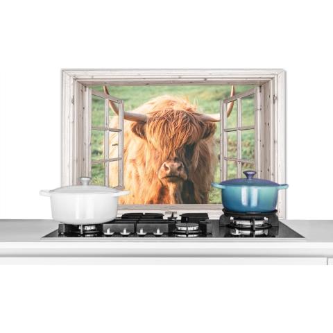 Spatscherm Keuken - Kookplaat Achterwand - Spatwand Fornuis - 90x60 cm - Schotse hooglander - Doorkijk - Raam - Dier - Aluminium - Wanddecoratie - Muurbeschermer - Hittebestendig