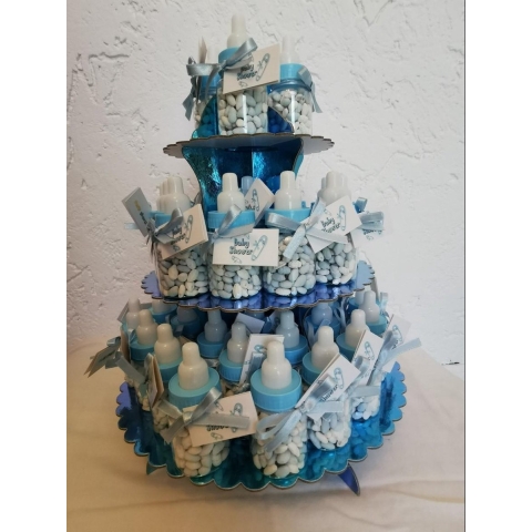 48 blauwe papflesjes gevuld met snoephartjes op een etagiere als uitdeel bedankje of traktatie bij babyshower of geboorte voor een jongen