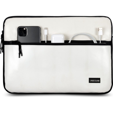 MacBook Air 13 inch hoes met voorvak (van gerecycled materiaal) - Witte laptop sleeve of case voor de MacBook Air 13 inch (2022/2023)