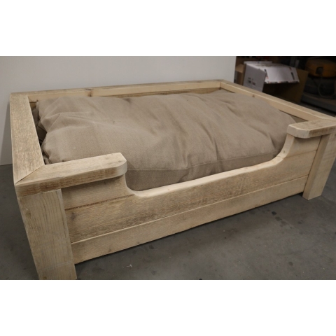 Houten hondenmand Vito van gebruikt steigerhout inclusief beige kussen 110x80x30cm