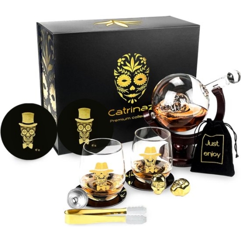 Catrinaz® Luxe Whiskey set - Skull design - Whiskey karaf - Tequila karaf - 0,9 L - Incl. 2 gouden skull whiskey stenen - 2 whiskey glazen - 2 onderleggers - Uniek geschenk - Gift box - Cadeau voor man
