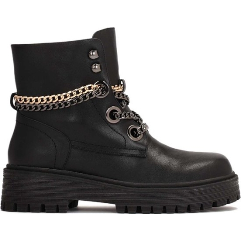Zwart lederen laarsjes met kettingen op een verhoogde zool