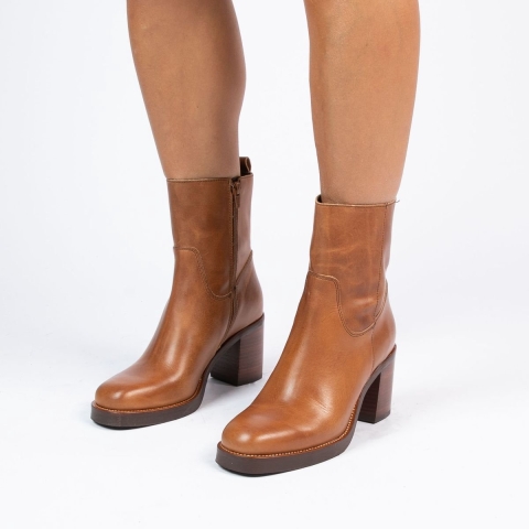 Manfield - Dames - Cognac leren enkellaarsjes met hak - Maat 42