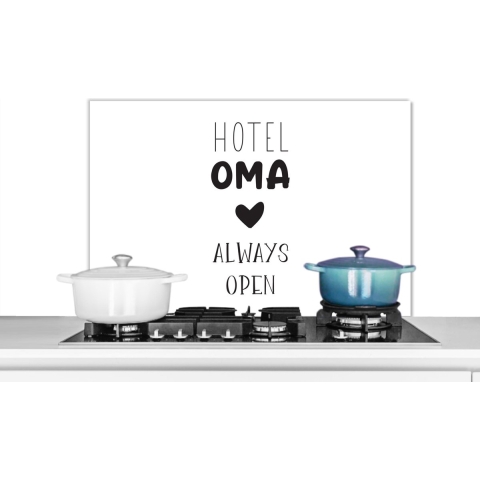 Spatscherm Keuken - Kookplaat Achterwand - Spatwand Fornuis - 90x60 cm - Quotes - Spreuken - Hotel oma always open - Oma - Aluminium - Wanddecoratie - Muurbeschermer - Hittebestendig