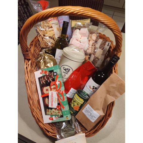 cadeaumand gevuld - delicatessen - feest - verjaardag - pensieon - jubileum - relatiegeschenk