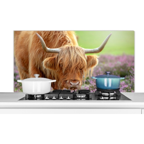 Spatscherm Keuken - Kookplaat Achterwand - Spatwand Fornuis - 120x60 cm - Schotse Hooglander - Paars - Bloemen - Aluminium - Wanddecoratie - Muurbeschermer - Hittebestendig