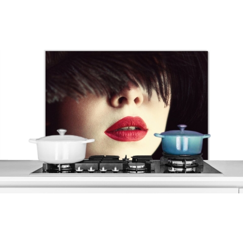Spatscherm Keuken - Kookplaat Achterwand - Spatwand Fornuis - 90x60 cm - Vrouw - Lippen - Rood - Portret - Aluminium - Wanddecoratie - Muurbeschermer - Hittebestendig