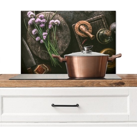 Spatscherm Keuken - Kookplaat Achterwand - Spatwand Fornuis - 70x50 cm - Bieslook - Keuken - Vijzel - Rustiek - Kruiden - Paars - Aluminium - Wanddecoratie - Muurbeschermer - Hittebestendig