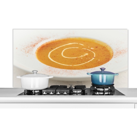 Spatscherm Keuken - Kookplaat Achterwand - Spatwand Fornuis - 120x60 cm - Pompoensoep in wit bord met gesprenkeld cayennepeper - Aluminium - Wanddecoratie - Muurbeschermer - Hittebestendig