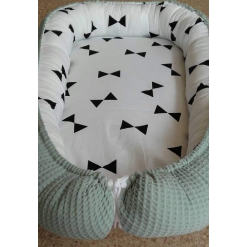 Babynestje (oud groen / wit met zwarte strikken)
