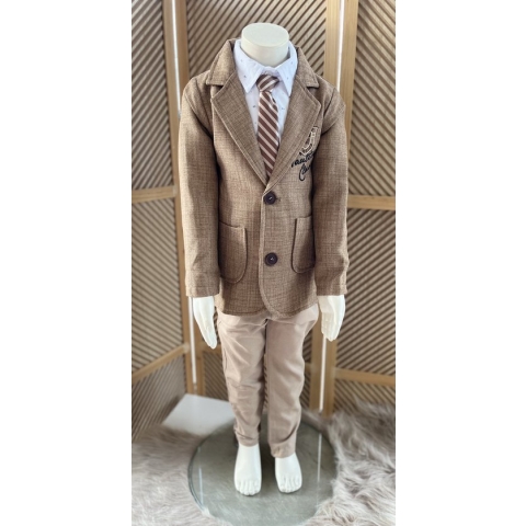 luxe jongens kostuum-kinderpak- kinderkostuum-4 delige set -camel bruine blazer, bruin beige gestreepte stropdas ,beige broek, bedrukte hemd -bruidsjonkers-bruiloft-feest-verjaardag-fotoshoot-communie- 5 jaar maat 110