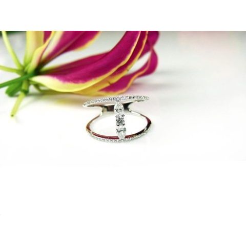 Wit gouden ring gezet met diamant