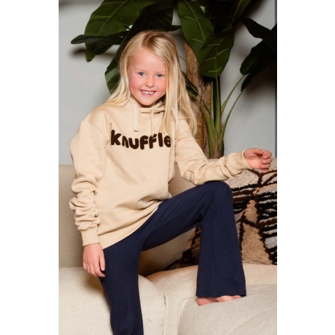 Knuffle Classic Hoodie | Stijlvol, comfortabel en duurzaam | 100% organisch katoen | In 4 kleuren, vanaf maat 122 kids t/m XL volwassenen | Lisa: Mijn favoriete hoodie! | Tom: Mooie kwaliteit, casual en stijlvol | Dit is maat 146-152, kleur zand