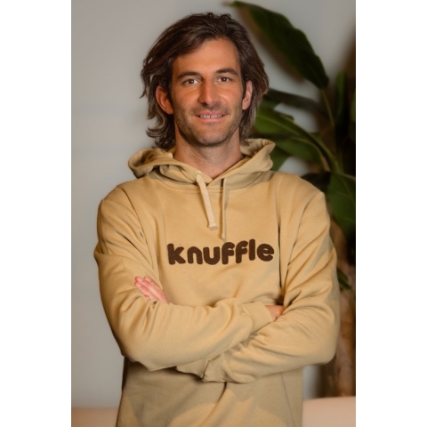 Knuffle Classic Hoodie | Stijlvol, comfortabel en duurzaam | 100% organisch katoen | In 4 kleuren, vanaf maat 122 kids t/m XL volwassenen | Lisa: Mijn favoriete hoodie! | Tom: Mooie kwaliteit, casual en stijlvol | Dit is maat 134-140, kleur beige