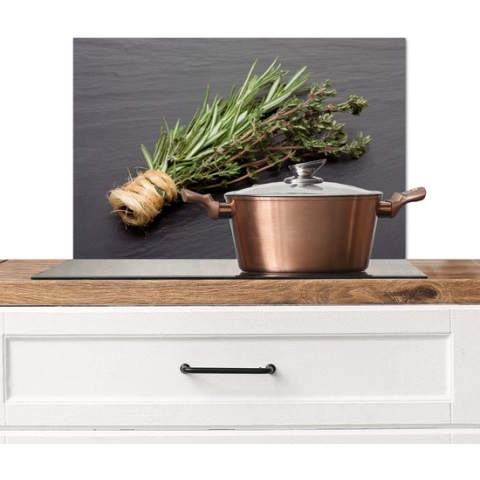 Spatscherm keuken 60x40 cm - Kookplaat achterwand Tijm - Kruiden - Groen - Tafel - Keuken - Steen - Muurbeschermer hittebestendig - Spatwand fornuis - Hoogwaardig aluminium