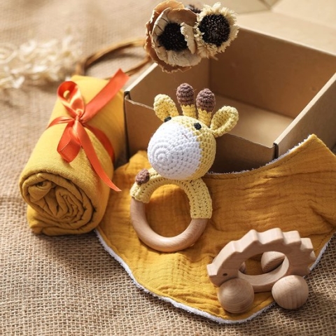 Babycadeau voor geboorte jongen en meisje, 5-in-1 set - mousseline doek, slabbetje, houten speelgoed, rammelaar, geschenkverpakking