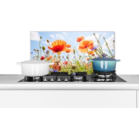 Spatscherm Keuken - Kookplaat Achterwand - Spatwand Fornuis - 70x30 cm - Bloemen - Klaproos - Lente - Natuur - Rood - Blauw - Aluminium - Wanddecoratie - Muurbeschermer - Hittebestendig