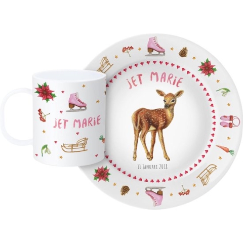 World of Mies Kinderservies met naam en datum - origineel en persoonlijk kraamcadeau - eetsetje met BPA vrij kunststof bord en beker voor een winter baby - handgeschilderd hert en schattige winterdecoraties in aquarel