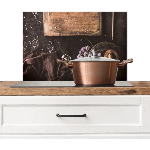 Spatscherm keuken 70x50 cm - Kookplaat achterwand Snijplank - Kruiden - Lepel - Keuken - Rustiek - Vijzel - Bieslook - Muurbeschermer hittebestendig - Spatwand fornuis - Hoogwaardig aluminium