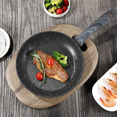 Koekenpan 28cm Inductie - Grote universele pan met antiaanbaklaag voor alle soorten fornuizen - Veilige handgrepen, vaatwasmachinebestendig (Donkere houtlook, 28cm)