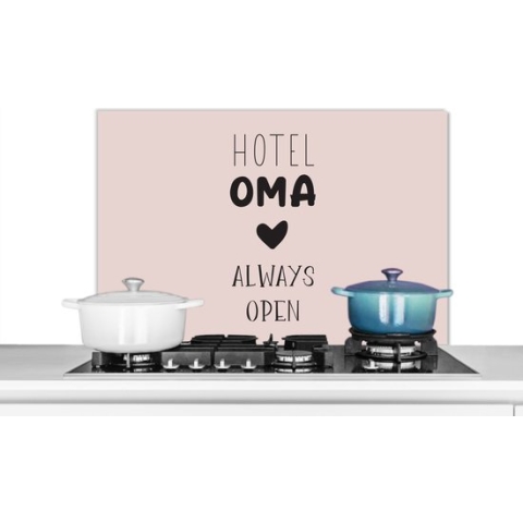 Spatscherm Keuken - Kookplaat Achterwand - Spatwand Fornuis - 90x60 cm - Spreuken - Quotes - Hotel oma always open - Oma - Aluminium - Wanddecoratie - Muurbeschermer - Hittebestendig