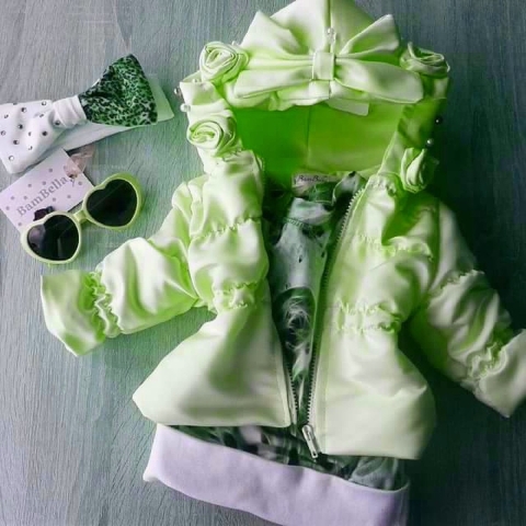 Maat 128  Kinderjas Zomerjas met roosjes en parels fel groen en strik jas baby en kind