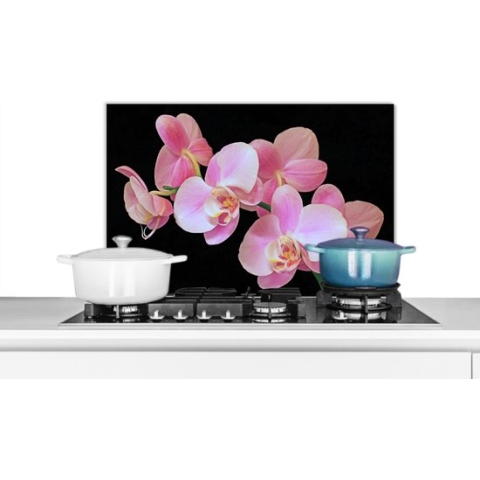 Spatscherm Keuken - Kookplaat Achterwand - Spatwand Fornuis - 60x40 cm - Een close up van roze orchideeën op een zwarte achtergrond - Aluminium - Wanddecoratie - Muurbeschermer - Hittebestendig