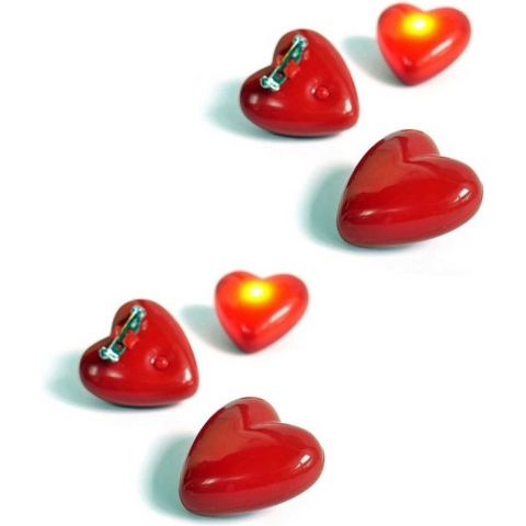 Set van 8x stuks hartjes vorm speldje/broche met knipperend lampje/lichtje 4 cm breed -