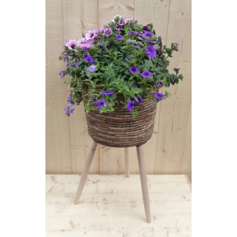 Rieten plantenbak bruin op poten met zomerbloeiers paars/blauw h65 cm - Warentuin natuurlijk