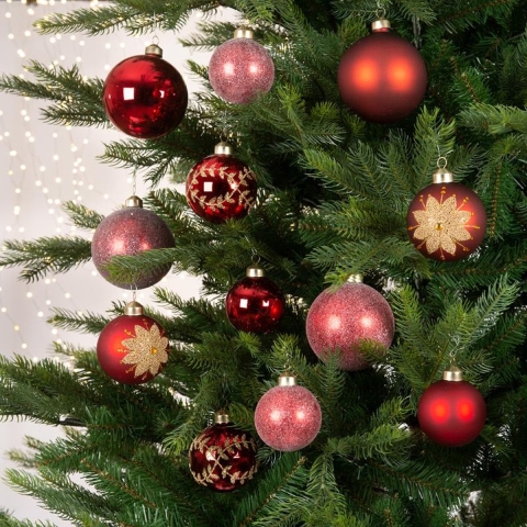 Kerstballen Mix In Rood En Ossebloed . Mix Van Glans, Mat En Gedecoreerde Balen