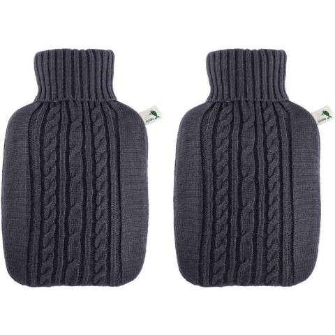 2x Gebreide kruiken donker grijs 1,8 liter met kabelpatroon -