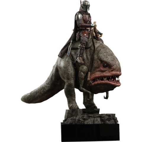 Hot Toys Star Wars the Mandalorian & Blurrg