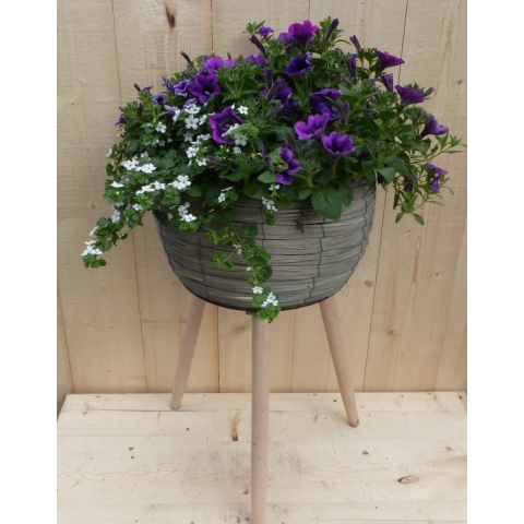 Rieten plantenbak grijs op poten met zomerbloeiers paars/blauw h55 cm - Warentuin natuurlijk