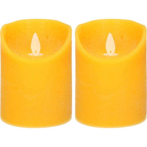 2x Oker gele LED kaarsen / stompkaarsen met bewegende vlam 10 cm -