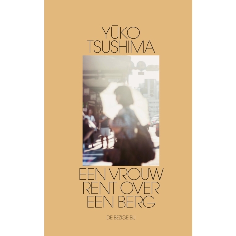 Een vrouw rent over een berg (Paperback)