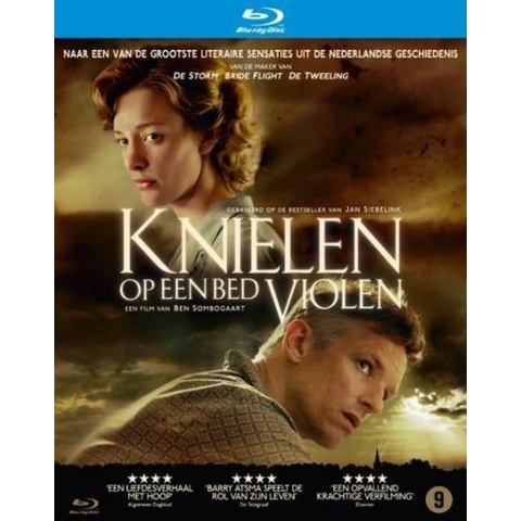 September Film Knielen op een bed violen