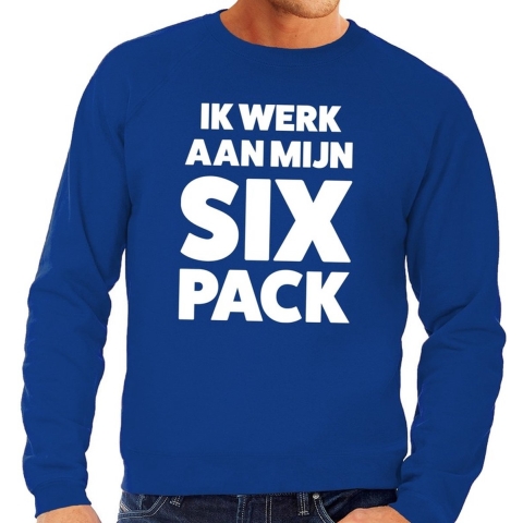 Ik werk aan mijn SIX Pack tekst sweater blauw L -