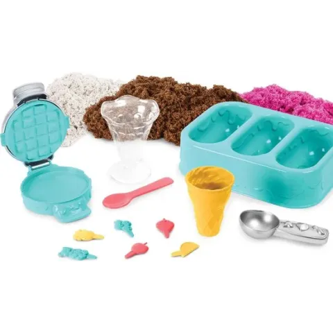 Geurend Kinetic Sand, speelset IJstraktaties met 3 kleuren natuurlijk geurend zand en 6 stuks serveergereedschap