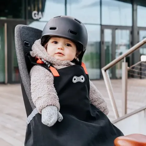 RAINETTE - Fleece Schort voor kinderzitje zwart - kinderen - peuter schort - fleece deken